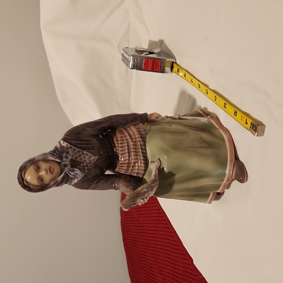 Dahl Jensen Copenhagen 1150 Fish Seller Lady Sitting on a Barrel Figurine. - Picture 9 of 9